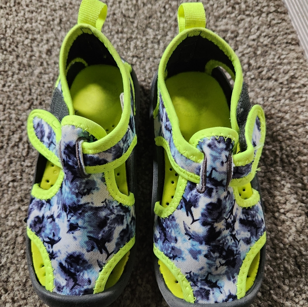 Oshkosh toddler boys 8 water shoes/sandals